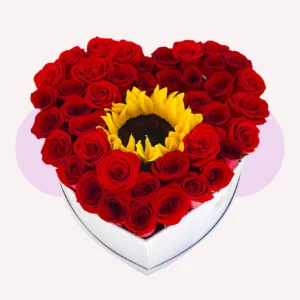 Caja corazón con 40 rosas rojas y 1 girasol