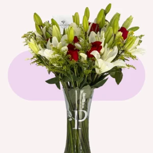 Jarrón con 20 lilis y 12 rosas rojas