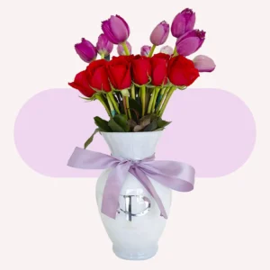 Jarrón de 24 rosas rojas con 10 tulipanes