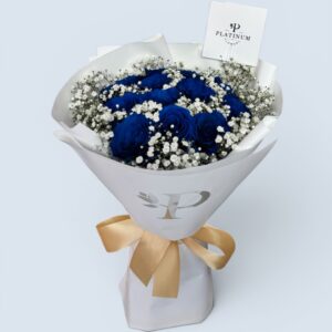 12 rosas azules con gypso