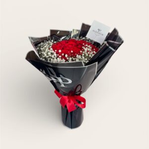 24 rosas rojas con gypso alrededor