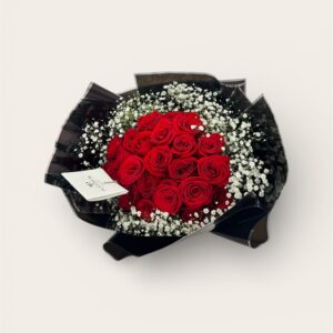 24 rosas rojas con gypso alrededor