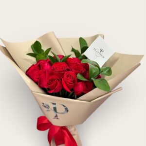 24 Rosas Rojas con Ruscus