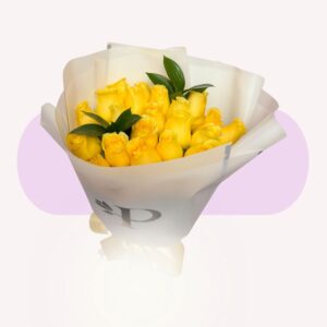 24 rosas amarillas con ruscus