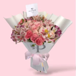 12 Rosas dovela con astromelia y mini rosa