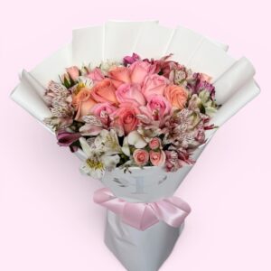 12 Rosas dovela con astromelia y mini rosa