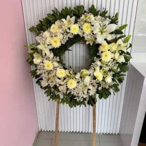 Corona fúnebre de 24 rosas blancas con astromelia, lilis y polar